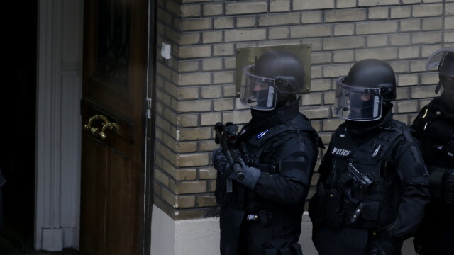 Presupusii teroristi, cautati de peste 30 de ore. S-au ascuns la nord de Paris, zona plasata sub nivel maxim de alerta - Imaginea 17