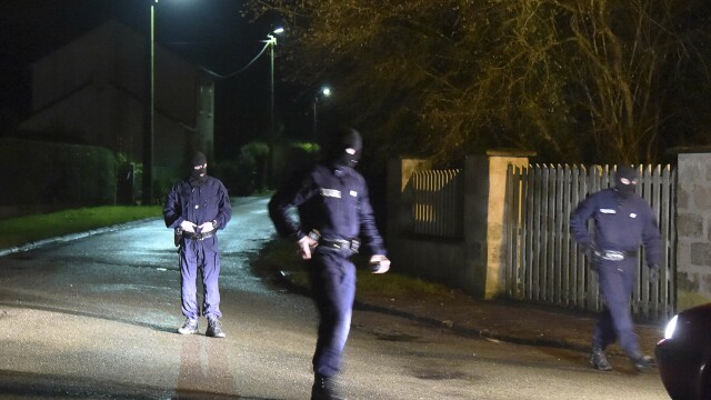 Presupusii teroristi, cautati de peste 30 de ore. S-au ascuns la nord de Paris, zona plasata sub nivel maxim de alerta - Imaginea 23