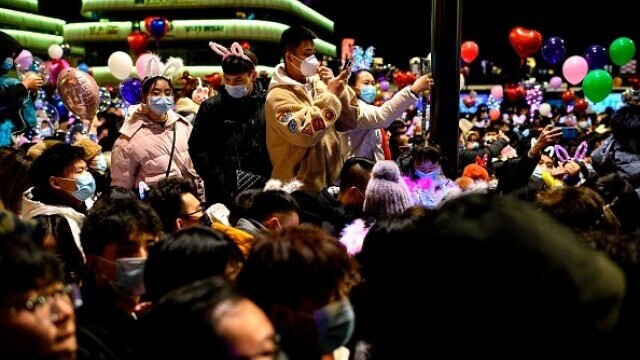 Revelion în stradă în Wuhan. O mulțime uriașă de oameni a sărbătorit intrarea în 2021 - Imaginea 1