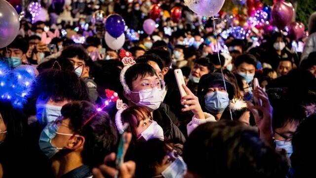 Revelion în stradă în Wuhan. O mulțime uriașă de oameni a sărbătorit intrarea în 2021 - Imaginea 3