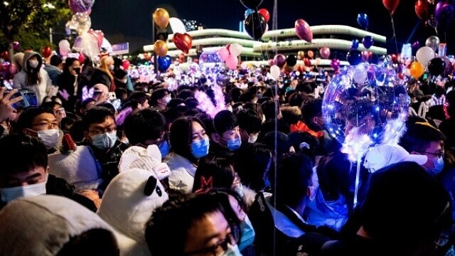 Revelion în stradă în Wuhan. O mulțime uriașă de oameni a sărbătorit intrarea în 2021 - Imaginea 4