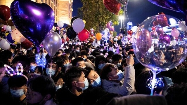 Revelion în stradă în Wuhan. O mulțime uriașă de oameni a sărbătorit intrarea în 2021 - Imaginea 7