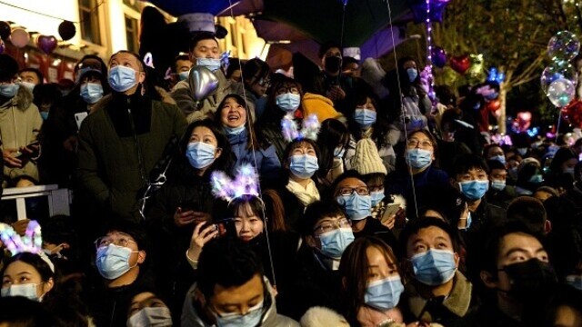 Revelion în stradă în Wuhan. O mulțime uriașă de oameni a sărbătorit intrarea în 2021 - Imaginea 8