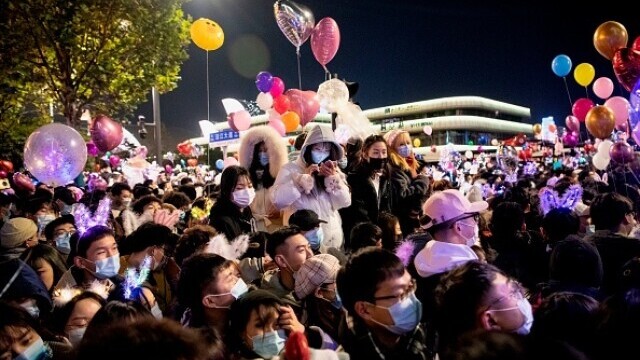 Revelion în stradă în Wuhan. O mulțime uriașă de oameni a sărbătorit intrarea în 2021 - Imaginea 9
