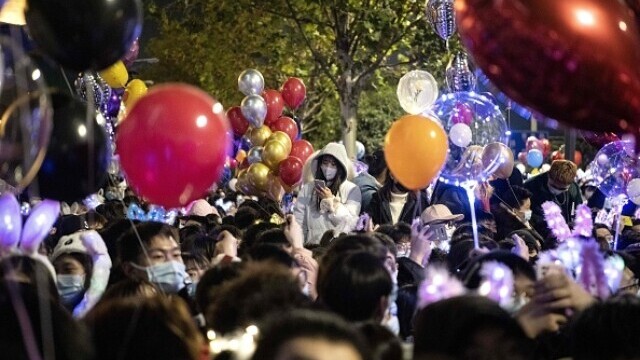 Revelion în stradă în Wuhan. O mulțime uriașă de oameni a sărbătorit intrarea în 2021 - Imaginea 11