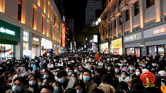 Revelion în stradă în Wuhan. O mulțime uriașă de oameni a sărbătorit intrarea în 2021 - Imaginea 16