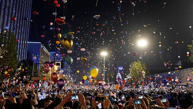 Revelion în stradă în Wuhan. O mulțime uriașă de oameni a sărbătorit intrarea în 2021 - Imaginea 14