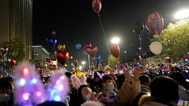 Revelion în stradă în Wuhan. O mulțime uriașă de oameni a sărbătorit intrarea în 2021 - Imaginea 13