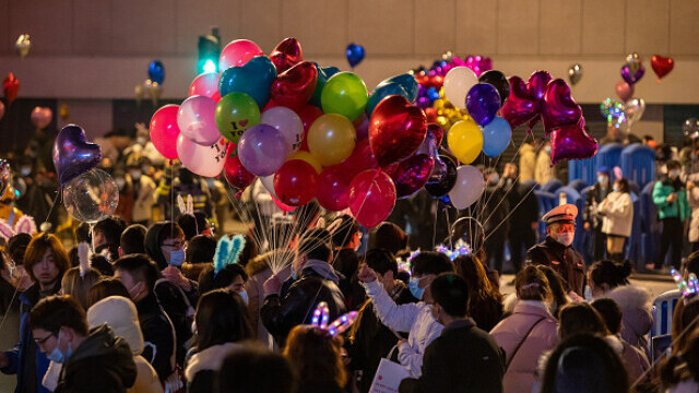 Revelion în stradă în Wuhan. O mulțime uriașă de oameni a sărbătorit intrarea în 2021 - Imaginea 12