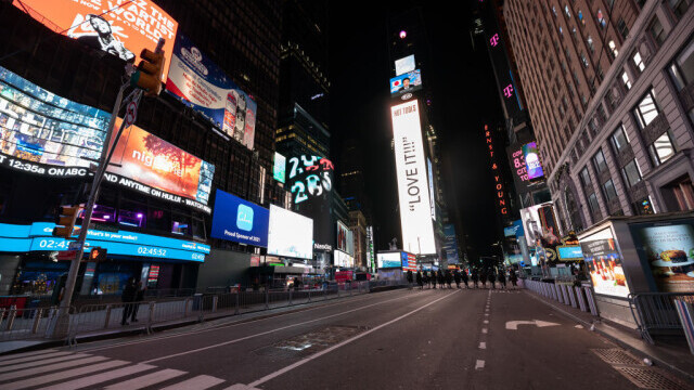 Revelion în contraste: Times Square aproape pustie - Petrecere cu mii de oameni la Wuhan - Imaginea 1