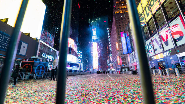 Revelion în contraste: Times Square aproape pustie - Petrecere cu mii de oameni la Wuhan - Imaginea 6