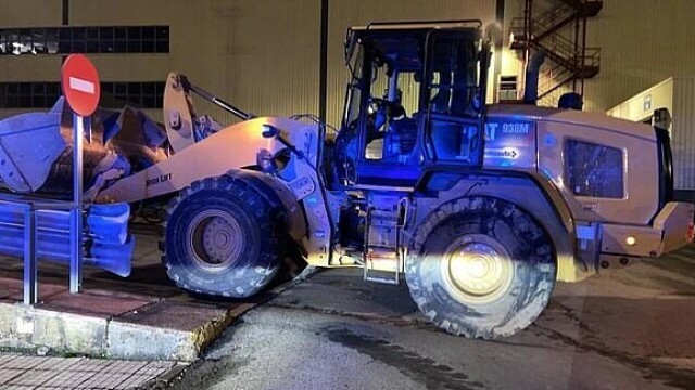 Un angajat Mercedes a distrus cu un excavator 69 de mașini după ce a fost concediat. Pagubele se ridică la 5 milioane de euro - Imaginea 4