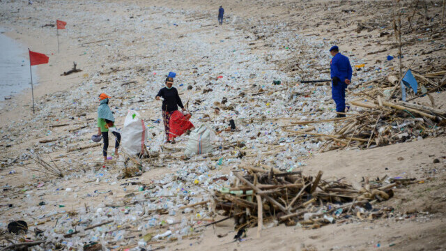Plajele din Bali sunt „sufocate” de gunoaie. Autoritățile se luptă cu tone de deșeuri. GALERIE FOTO - Imaginea 1