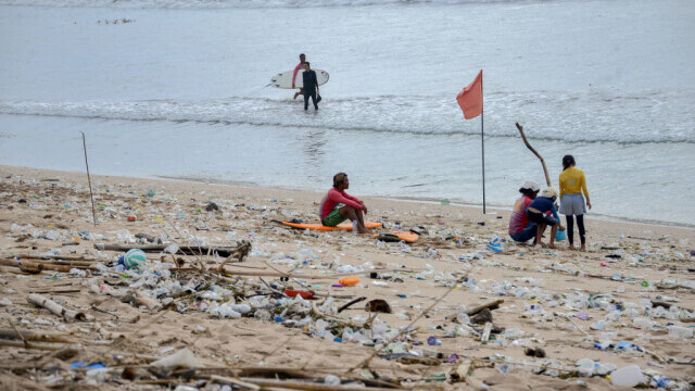 Plajele din Bali sunt „sufocate” de gunoaie. Autoritățile se luptă cu tone de deșeuri. GALERIE FOTO - Imaginea 2