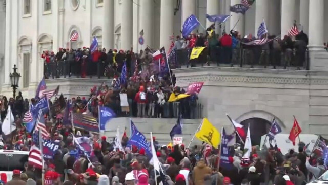 VIDEO. Stare de anarhie la Washington. Susținătorii lui Trump au luat cu asalt Capitoliul și se confruntă cu poliția - Imaginea 1