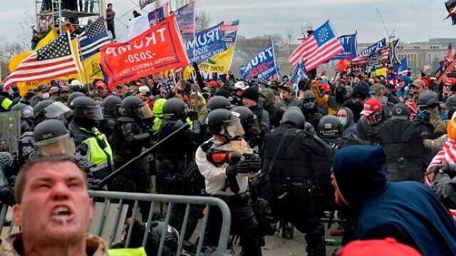 VIDEO. Stare de anarhie la Washington. Susținătorii lui Trump au luat cu asalt Capitoliul și se confruntă cu poliția - Imaginea 7