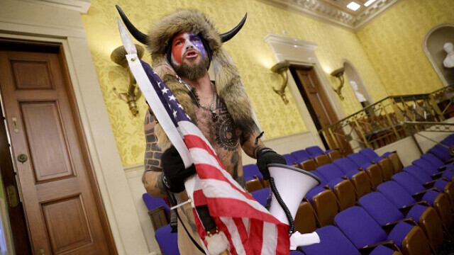„Vikingul” de la Capitoliu a fost arestat alături de mai mulți manifestanți pro-Trump - Imaginea 5