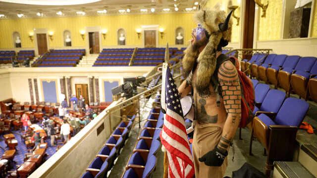 „Vikingul” de la Capitoliu a fost arestat alături de mai mulți manifestanți pro-Trump - Imaginea 2