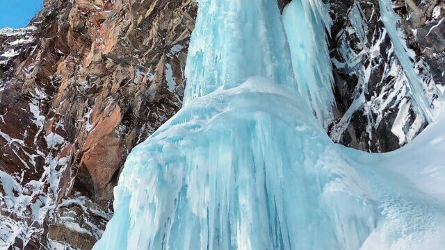 Un turist a murit, iar alți 4 au rămas blocați, după ce bucăți de gheață s-au desprins dintr-o cascadă în Rusia. GALERIE FOTO - Imaginea 2
