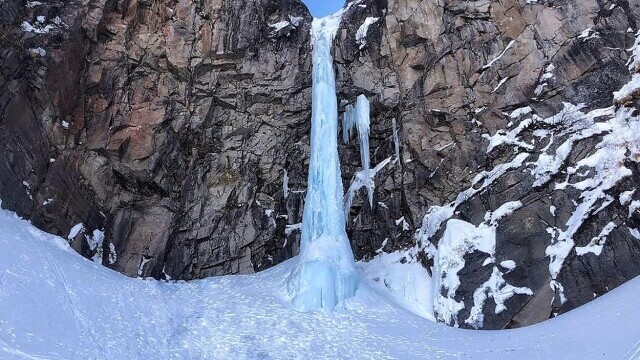 Un turist a murit, iar alți 4 au rămas blocați, după ce bucăți de gheață s-au desprins dintr-o cascadă în Rusia. GALERIE FOTO - Imaginea 4