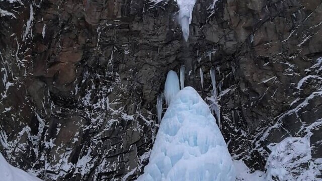 Un turist a murit, iar alți 4 au rămas blocați, după ce bucăți de gheață s-au desprins dintr-o cascadă în Rusia. GALERIE FOTO - Imaginea 5