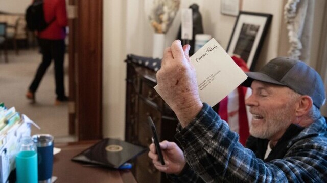 Cine este bărbatul care s-a urcat cu bocancii pe biroul lui Nancy Pelosi și i-a furat un plic - Imaginea 2