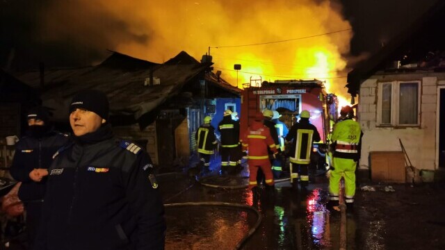 Incendiu violent în Miercurea Ciuc. Sute de oameni au rămas fără case în plină iarnă - Imaginea 1