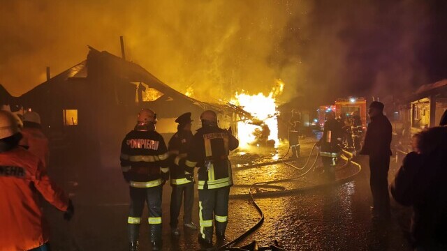 Incendiu violent în Miercurea Ciuc. Sute de oameni au rămas fără case în plină iarnă - Imaginea 2