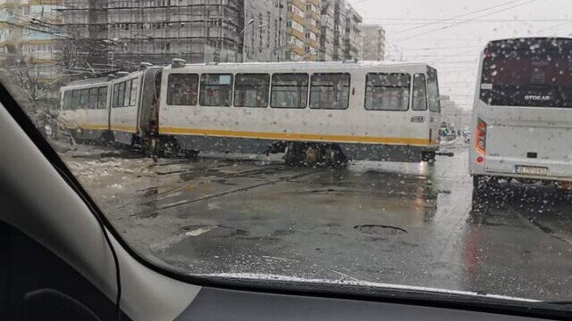 Un tramvai a deraiat în zona Colentina din București. Traficul a fost blocat - Imaginea 1