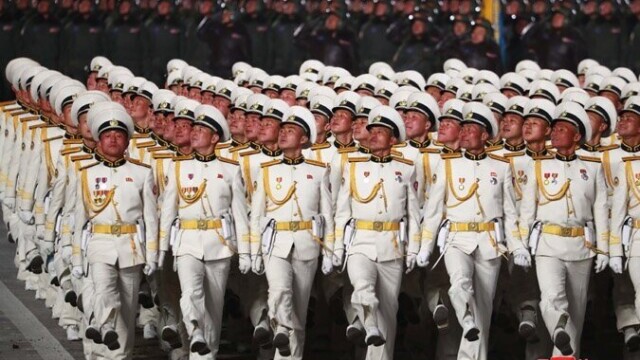 Paradă militară în Coreea de Nord cu prezentarea unui nou model de rachetă balistică - Imaginea 12
