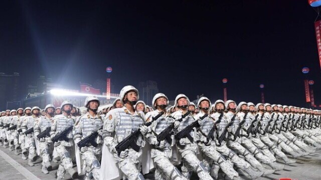 Paradă militară în Coreea de Nord cu prezentarea unui nou model de rachetă balistică - Imaginea 11