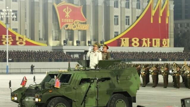 Paradă militară în Coreea de Nord cu prezentarea unui nou model de rachetă balistică - Imaginea 8