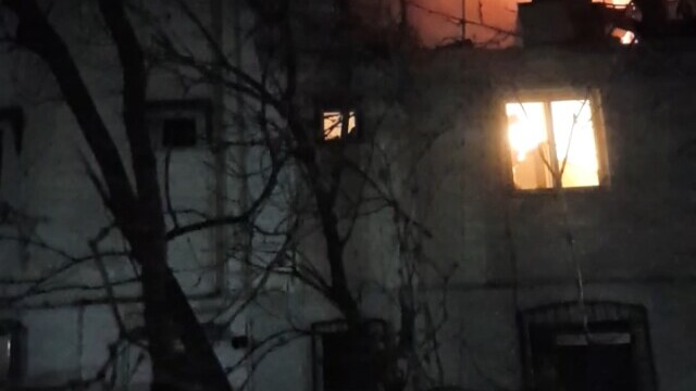 Explozie urmată de incendiu într-un bloc din Găeşti. Ar fi pornit de la o scurgere de gaze - Imaginea 1