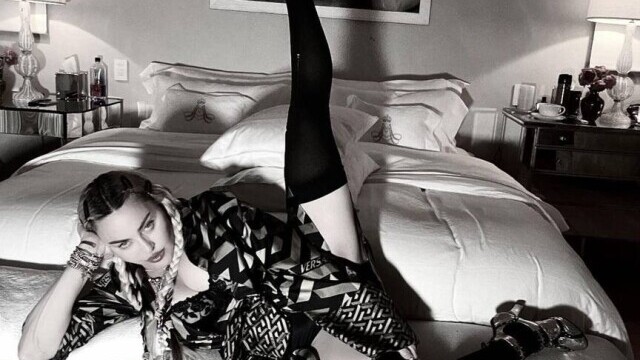 FOTO Madonna și-a desfăcut picioarele în fața camerei pentru a arăta o vânătaie. „M-a bătut viața” - Imaginea 5