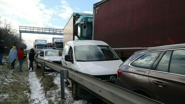GALERIE FOTO. Carambol cu zeci de mașini și camioane pe o autostradă din Cehia - Imaginea 3