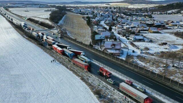 GALERIE FOTO. Carambol cu zeci de mașini și camioane pe o autostradă din Cehia - Imaginea 4