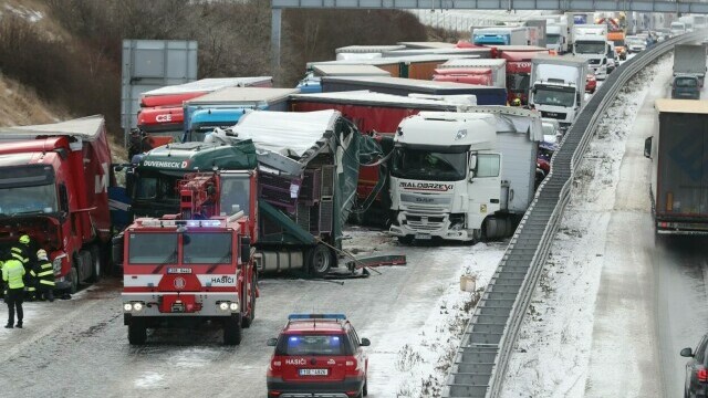 GALERIE FOTO. Carambol cu zeci de mașini și camioane pe o autostradă din Cehia - Imaginea 9