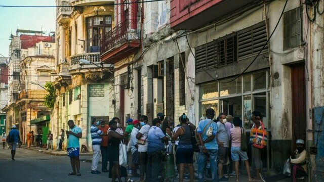 Reportaj AFP în Cuba comunistă. Oamenii stau și 8 ore la coadă, ca să cumpere mâncare - Imaginea 4
