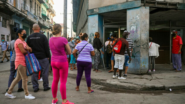 Reportaj AFP în Cuba comunistă. Oamenii stau și 8 ore la coadă, ca să cumpere mâncare - Imaginea 6
