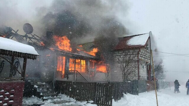 FOTO Incendiu puternic în Comandău, județul Covasna. Cinci case au ars complet - Imaginea 2