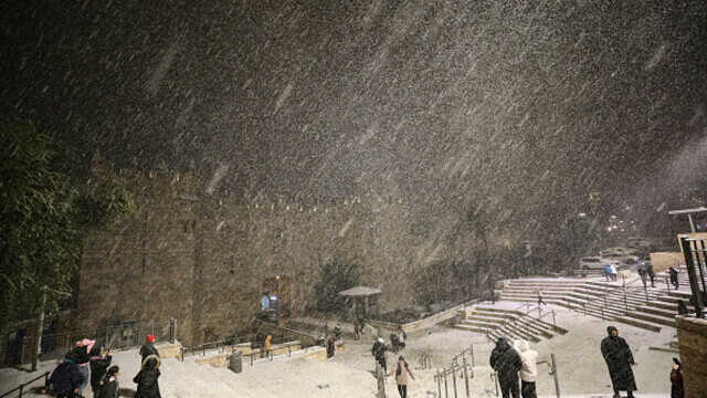 Fenomen rar în Israel: Zăpada a acoperit străzile din Ierusalim şi Cisiordania. FOTO și VIDEO - Imaginea 14