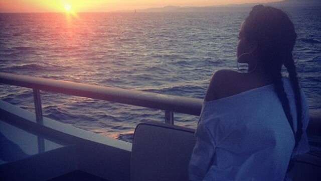 Rihanna isi incanta fanii cu imagini provocatoare din vacanta. Cum petrece pe yacht in Sardinia - Imaginea 1