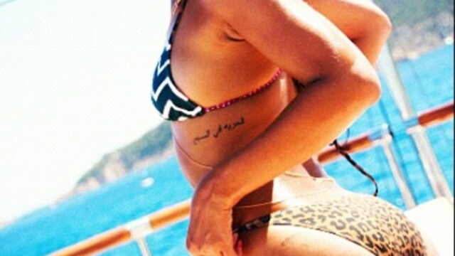 Rihanna isi incanta fanii cu imagini provocatoare din vacanta. Cum petrece pe yacht in Sardinia - Imaginea 2