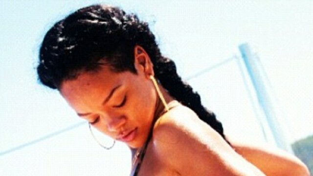Rihanna isi incanta fanii cu imagini provocatoare din vacanta. Cum petrece pe yacht in Sardinia - Imaginea 3