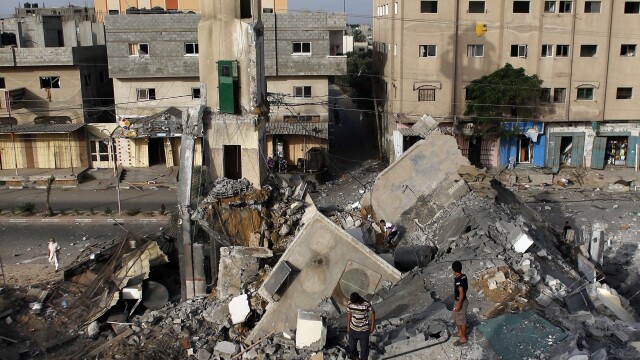 Civili folositi ca scuturi umane si atacuri de pedeapsa asupra palestinienilor. Imagini violente ale conflictului Israel-Gaza - Imaginea 10