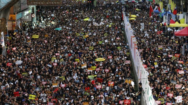 Manifestații în Hong Kong. Protestatarii au încercat să intre în Parlament - Imaginea 3