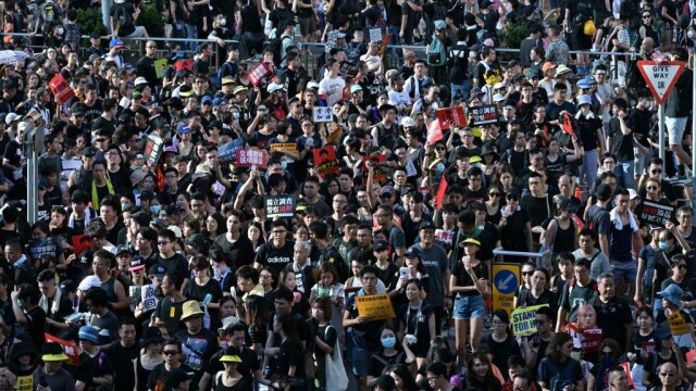 Manifestații în Hong Kong. Protestatarii au încercat să intre în Parlament - Imaginea 4