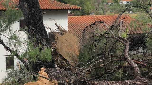 2 români morți în Grecia, după o tornadă devastatoare. Alți 4 turiști decedați, zeci de răniți - Imaginea 13