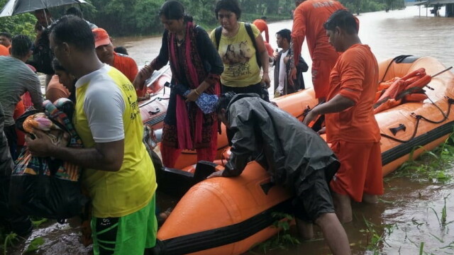 Inundații în India. 700 de pasageri blocați într-un tren, salvați cu elicopterul - Imaginea 4