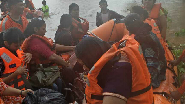 Inundații în India. 700 de pasageri blocați într-un tren, salvați cu elicopterul - Imaginea 2